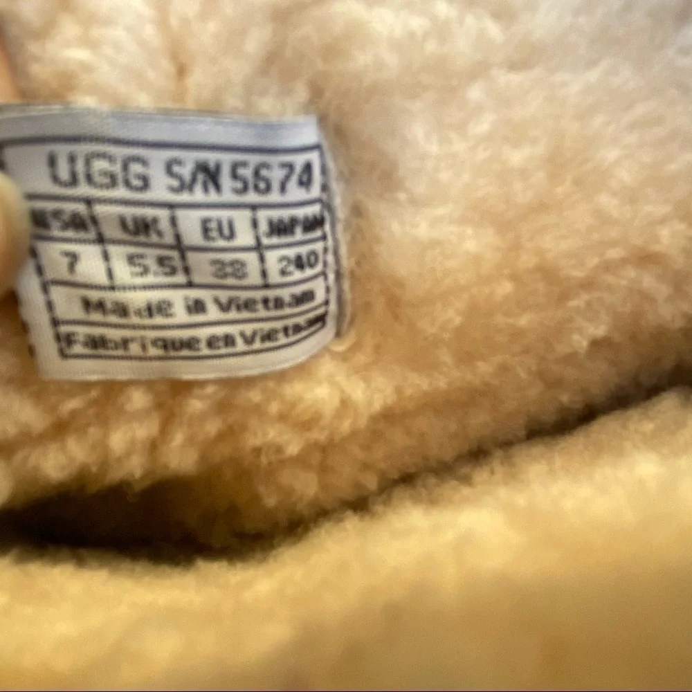 UGG Elijo Tan Suede Winter Boots size 7